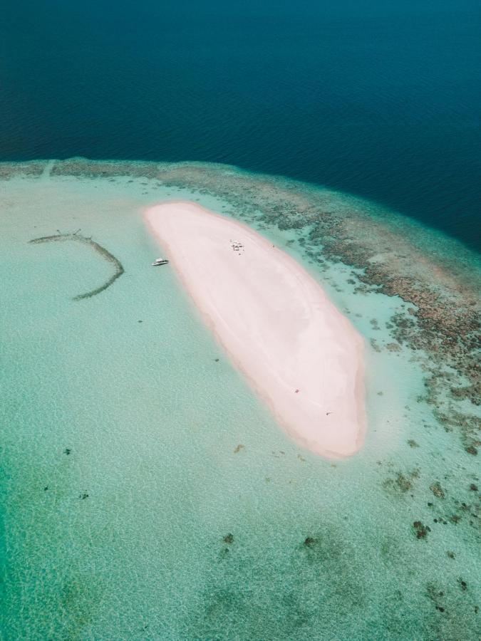 Sunrise By White Sand Dhigurah Дигура Экстерьер фото